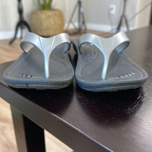 Okabashi silver made in USA flip flops SZ M/L - Picture 5 of 8